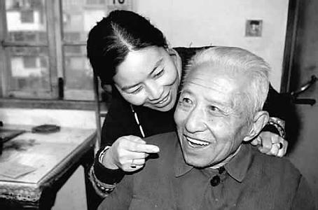 伊朗83岁老人娶20多岁妻子喜得子,90多岁老人娶18岁少女想续弦
