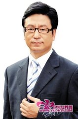 央视主播白岩松月工资有多少,白岩松妻子朱宏钧瘫痪是真是假?