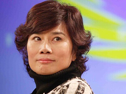 格力董事长董明珠的简历年薪身价多少,董明珠年轻时候的照片霸气
