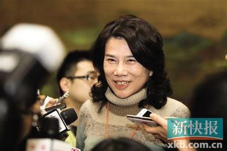 格力董事长董明珠的简历年薪身价多少,董明珠年轻时候的照片霸气
