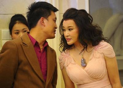 刘晓庆不知生父是谁是怎么回事? 62岁刘晓庆扮嫩停不下来