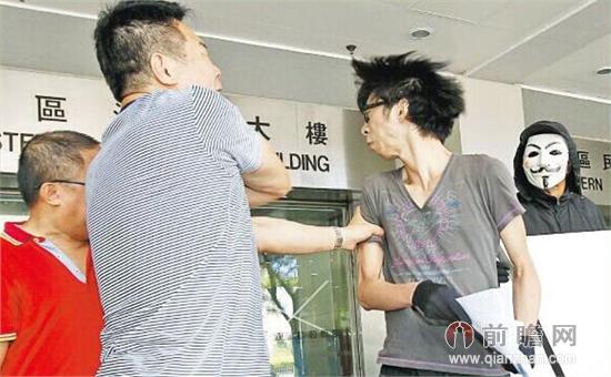 港独分子遭香港人扇脸,香港大叔暴打港独分子