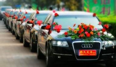 世界上最豪的迎亲车队土豪的世界你不懂,豪华迎亲车队10车连撞