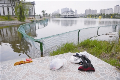 广西溺亡女孩打捞过程,一家七口清明节溺亡,男