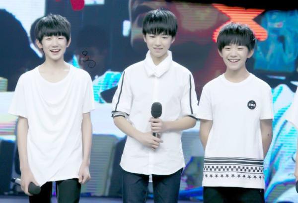 tfboys骂邓紫棋原因,tfboys黑过哪些明星,史上最疯狂围堵tfboys图