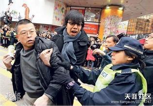 香港大叔打港独分子:香港港独分子:香港人暴打