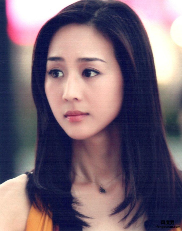最近《武媚娘传奇》中的徐慧扮演着容貌美丽淡雅、高贵可人吸引了不少观众们的关注。这个人正是张钧甯,因为这部剧的热播吸引了粉丝也因此而走红网络,那么她到底有什么样的家庭背景呢?下面随风度男小编一起来关注下张钧甯个人资料和她的家世背景。 徐慧的扮演者是张钧甯,公认的台湾第一气质美女,她不仅是美,还是名校法学硕士毕业生。美丽智慧兼具的她向来低调,低调到……她出身望族,却很少提及自己的家世。 小八很欣赏张钧甯,特地随大家一起,深入了解这位名门闺秀。 张钧甯个人资料 揭秘张钧甯显赫家世背