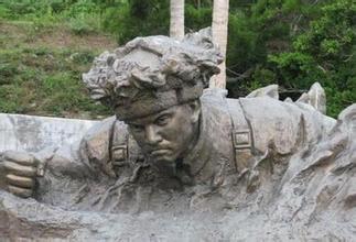 邱少云的英雄事迹简介和被火烧后的图,邱少云