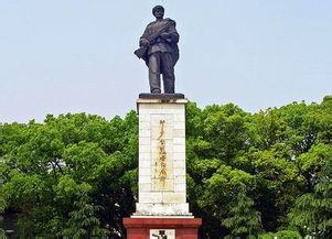 邱少云的英雄事迹简介和被火烧后的图,邱少云