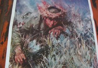 邱少云的英雄事迹简介和被火烧后的图,邱少云