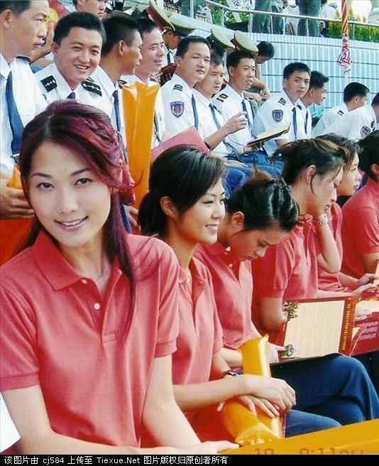 解放军驻港部队工资和有多少人,香港人对驻港