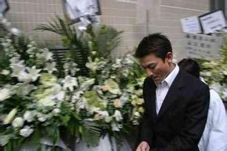 梅艳芳去世葬礼刘德华哭了照片视频,刘德华怀