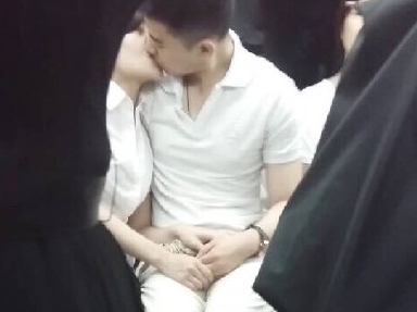 地铁女子被<em>男子</em>揉胸视频 情侣地铁内激情戏 地