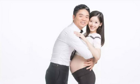 刘强东章泽天结婚被曝已经生产照片,奶茶妹妹