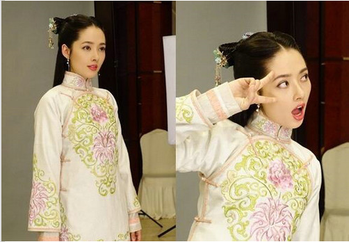 杨幂无视郭碧婷 发型真的很重要,哪怕你穿个睡衣,一头时尚造型,说不定还被定位流行呢,郭碧婷古装有木有刘海,差别也太大了,村姑女神自由切换,建议永生永世别留刘海吧,女神。其实杨幂和郭比起来,我更喜欢后者,小编就是这么坦率,作为“时代姐妹花”的成员,杨幂和郭碧婷私交甚笃。今日,杨幂在微博晒出一张郭碧婷向她“索吻”的照片,并留言“老公,约”。照片中,两个人娇俏如花,郭碧婷噘起嘴巴,表情十分陶醉,而杨幂则轻抚秀发,似乎对郭碧婷的热情视而不见