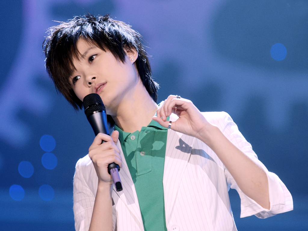 李宇春身高对比图 李宇春个人资料家庭背景微