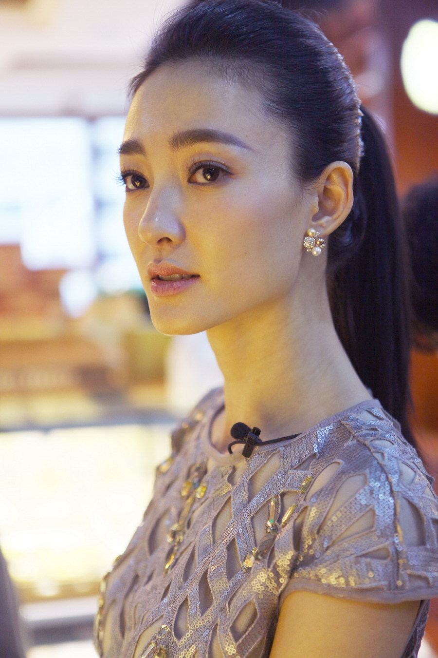 2009年在电视剧《加油优雅》(原名《傻女最牛》)饰康优雅,以贴近生活为本、取悦观众为上的精神,深度描绘了当代青年人的“婚姻爱情观”,表达了构建和谐社会的美好愿望,“其故事、人物、行为、心理、语言、服饰等无不是当下社会中正在流行的元素。2010年在古装剧《美人心计》中一人出色分饰三个性格迥异的角色。同年王丽坤和柳云龙再次牵手电视剧《告密者》。及谍战剧《迷案1937》(原名《上海迷案-1937》)饰演一对性格迥异的双胞胎姐妹李梦露与李梦珠。 2011年在《青盲之越狱》
