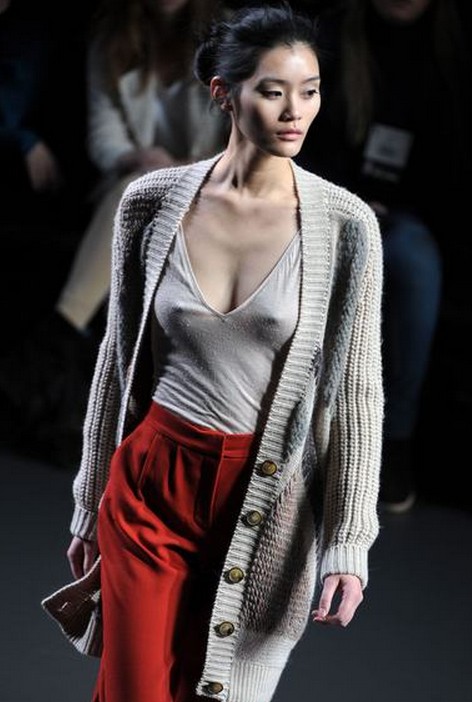 <我们来了>曝奚梦瑶陈乔恩竟是好友?奚梦瑶真空走秀胸部走光图(2)_168看看网