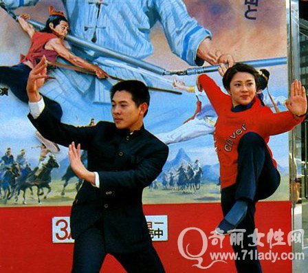 李连杰前妻黄秋燕再婚近照似大妈 李连杰为什么跟黄秋燕离婚原因
