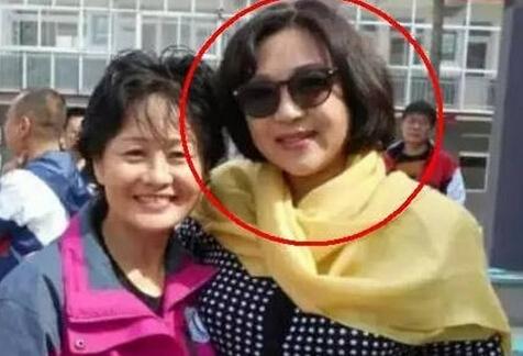 李连杰前妻黄秋燕再婚近照似大妈 李连杰为什么跟黄秋燕离婚原因