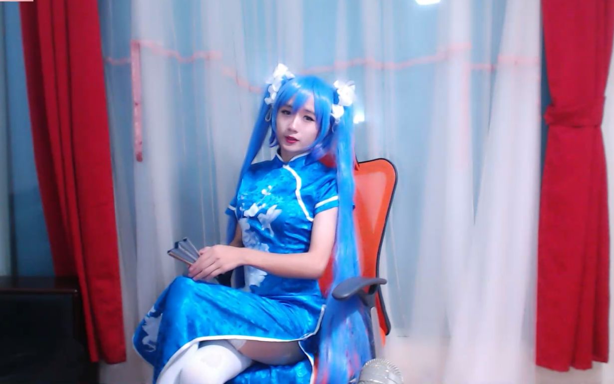 “HaNi九”是大陆相当火红的网路主播,经常大方展现跳舞唱歌等才艺,最近在直播平台上热舞洗脑神曲《小苹果》,从网友截图画面可以看到他身穿银色贴身旗袍,阿娜多姿的好身材一边跳着舞,不忘对着镜头露出甜笑,融化许多粉丝的心,怎料跳着跳着胸部顿时移位到肚脐眼,让网友都看傻了眼! 事后,“HaNi九”也随即做出回应,大笑几声后表示“掉胸”一事经常发生在自己身上,“因为我本来就是男孩子啊”,并拿出自己平时使用的肉色假胸部