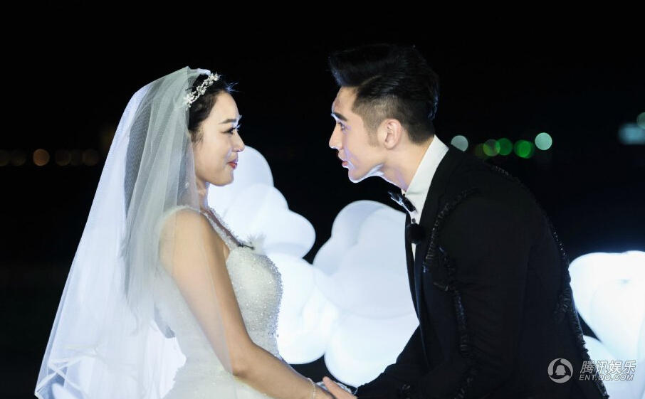 钟丽缇张伦硕年龄差多少结婚照曝光钟丽缇结过几次婚离婚原因揭秘