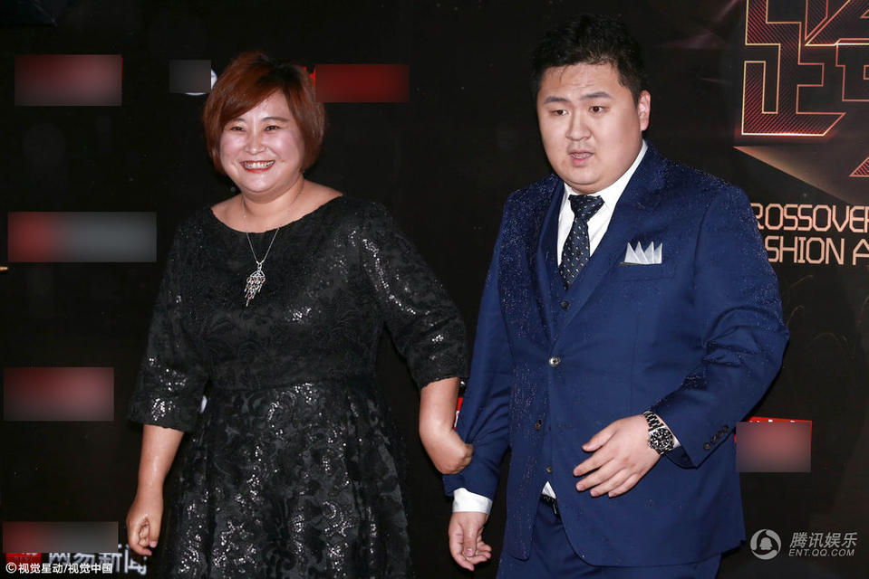 贾玲回应与男友当街亲吻说了啥贾玲男友是谁为什么亲密拥吻内幕真