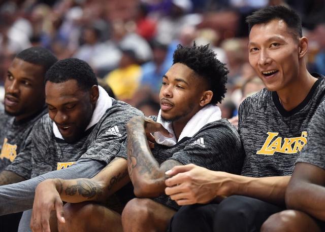 易建联遭湖人裁员主动要求离队,NBA再度失利阿联重返CBA广东男篮
