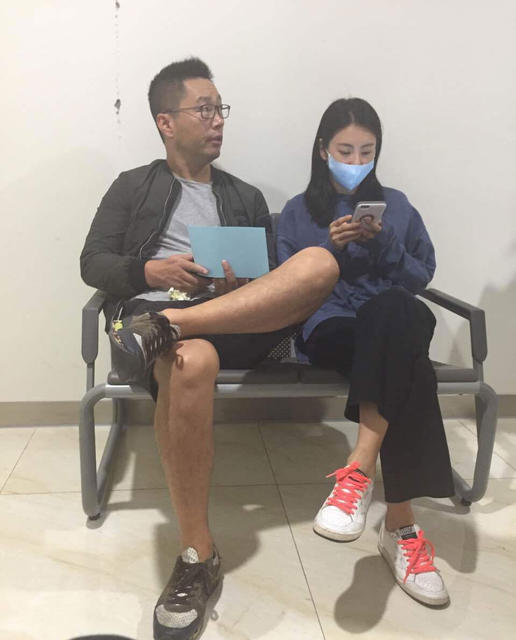 张雨绮婚后现身医院怎么了现场张雨绮老公袁巴元公司负债破产了吗