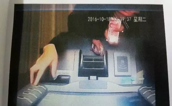 捡银行卡猜中密码取钱不敢花被抓 捡银行卡骗局诈骗流程揭秘