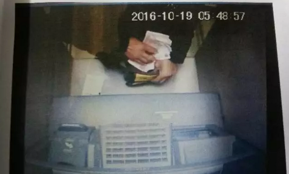 捡银行卡猜中密码取钱不敢花被抓 捡银行卡骗局诈骗流程揭秘