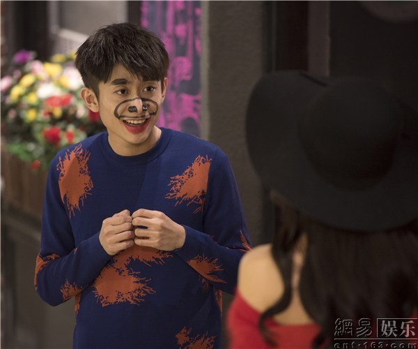 张一山女装照曝光粉色蕾丝裙露腿毛辣眼睛女友是谁密照资料曝光