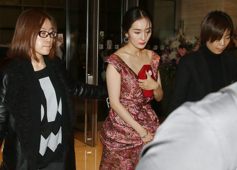 杨幂黑脸遮胸防走光现场曝光回应刘恺威出轨两人离婚了吗真相揭秘