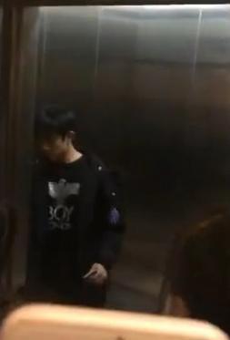 易烊千玺深夜电梯内遭私生饭尾随现场视频曝光公司发声明说了啥