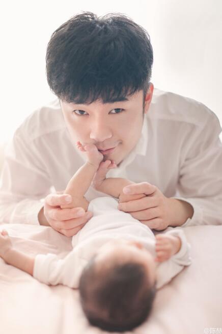 陈赫女儿满月晒与女儿合照叫什么名字陈赫张子萱结婚了吗什么时候