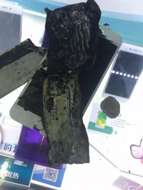 iPhone爆炸门现场照电池爆炸的前兆 苹果手机