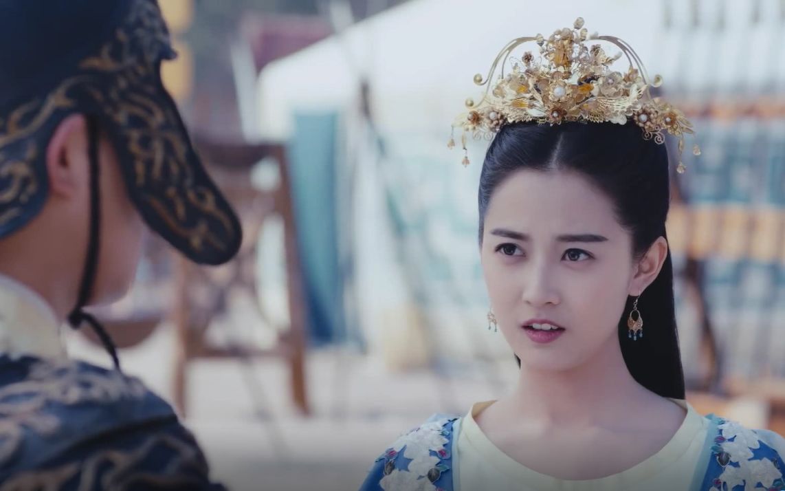 古装巨制《锦绣未央》热议不断,随着《锦绣未央》中主演之一的九公主出场,唐嫣工作室也对外正式公布其饰演者新人演员陈钰琪已签约旗下,成为工作室第一批签约演员。 在电视剧《锦绣未央》中,陈钰琪饰演的拓跋迪是北魏公主,拓跋焘的女儿。活泼可爱,有时候有点小捣蛋。喜欢李敏德,一直试着接近他,被他冷落被他忽视,虽然生气但却从未放弃。她看出他对李未央的心思,虽然妒忌,却从未有过伤害李未央的心思。最后终于感动了李敏德,两人结为伉俪。 剧中陈钰琪饰演的九公主,鬼马精灵清新亮丽的形象给人留下深刻印象。其实,陈钰琪除了与唐嫣