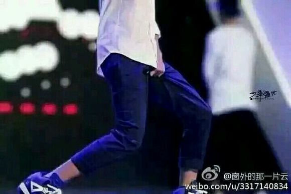 为什么王俊凯总摸裤裆原因图片,王俊凯裤裆凸