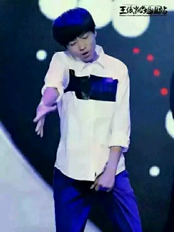 为什么王俊凯总摸裤裆原因图片,王俊凯裤裆凸