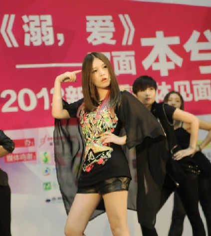 安徽快3基本一定牛:本兮整容前后素颜对比照片,本兮的男朋友是谁资料