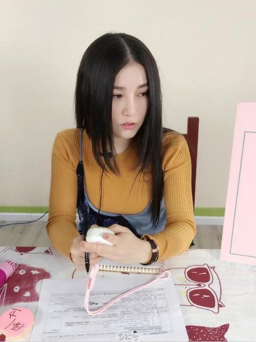 6.一提到自己的母亲,这个尚未成年的少女便有一肚子的话,她说:“妈妈一直很懂得我的心思,也能及时用对的方式对待我的不懂事。我想让她过得更好,不想让她这么累。” 这个外表“清冷”的少女总是在眉眼之间,流露出几分“距离感”,很多人一见到她,便觉得她是一个很难说话沟通的家伙,然而恰巧相反,距离是她的保护色,在沉默内向的外表下,她有着感情极其丰富的内心。 7.