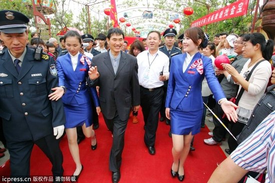 朱之文一年收入多少钱大衣哥朱之文离婚了吗现任老婆是谁照片资料