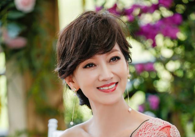赵雅芝偷情黄元申丑闻事件 1978年还是当红偶像的赵雅芝与83版霍元甲扮演者黄元申合作爱情喜剧《剥错大牙拆错骨》假戏真做,当时赵雅芝与前夫黄汉伟的婚姻还没有结束,但已经与黄元申因戏生情。两人被曝出偷情传闻,而偷情信也被曝光。赵雅芝原配老公发现其偷情后,将其毒打一顿。 不过赵雅芝虽然偷情黄元申,但两人发乎情止乎礼,黄元申读过不少书,书卷气颇重,他常给赵雅芝写情书。当时赵雅芝老公黄汉伟在娱乐圈人脉颇广,他认识某周刊老总,黄汉伟在家中捡到黄元申写给赵雅芝的信后,在酒醉之时向该老总诉苦,没想该老总后来将那些信