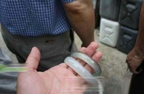 玉镯怎么慢慢杀死你 初次带玉有什么讲究女子脖子上戴玉的禁忌