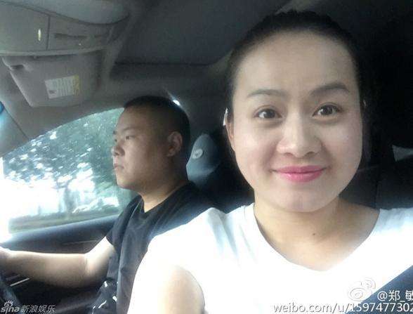 相声演员岳云鹏与老婆郑敏在2011年举行婚礼,德云社全体艺人都到场送礼祝贺。据说当时两人的婚礼花费全由师傅出资,在三里屯郭家菜摆得酒宴。德云社全体艺人都到场送礼祝贺。 “今天咱这儿可热闹,亲朋好友赶都过来,为什么?都是来见证小岳大喜日子的。”在主持人高峰的引领下,身穿红色唐装的岳云鹏携妻子郑敏亮相。德云社演员岳云鹏在三里屯的郭家菜举办自己的婚礼,包括郭德纲、于谦在内,德云社三个演出队的全体成员都前来贺喜。 岳云鹏老婆郑敏是某医院的一名护士,出生在一个知识分子家庭。郑敏不仅温柔