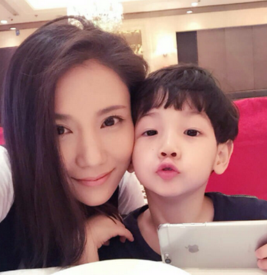 杨烁现实中的老婆是谁资料照片曝光 王黎雯杨烁奉子成婚真的吗