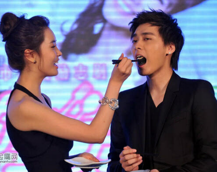 李易峰的现任女友是谁资料照片遭扒 李易峰的结婚照曝光怎么回事