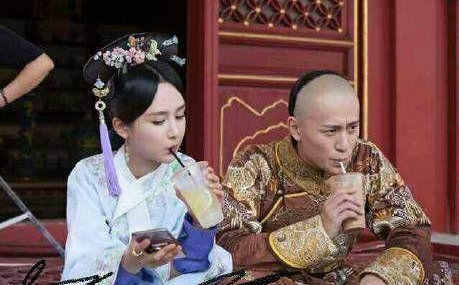 杨紫秦俊杰是怎么认识的亲吻照曝光秦俊杰看杨紫的眼神如何现场图
