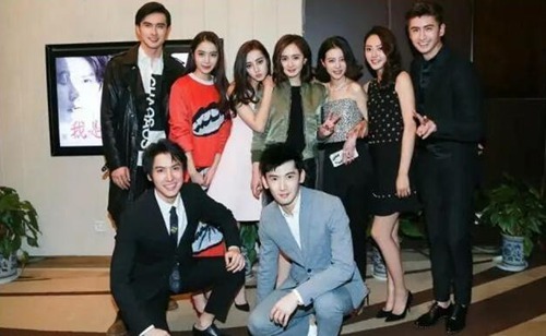 杨幂旗下艺人名单曝光都有哪些杨幂对迪丽热巴态度差两人关系揭秘