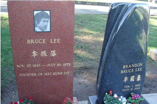 李小龙是怎么死的视频曝光被谁害死的 李小龙为什么葬在美国原因